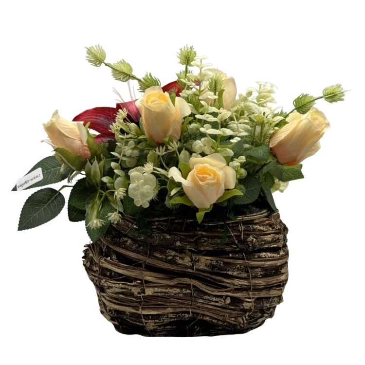 Stroik kwiatowy z lilią i kremowymi różami Elegancka dekoracja nagrobna (4).png