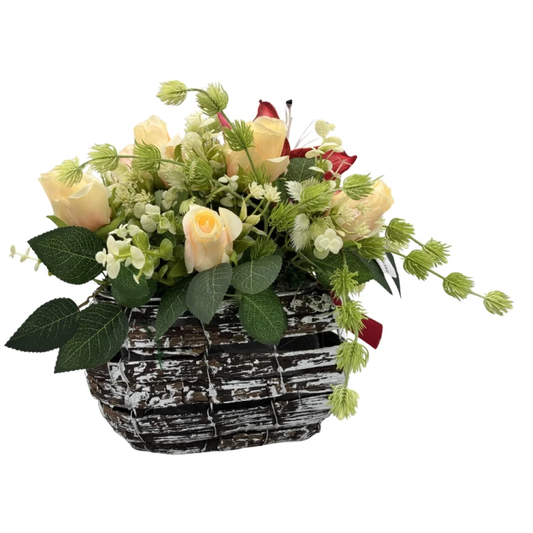 Stroik kwiatowy z lilią i kremowymi różami Elegancka dekoracja nagrobna  (2).png