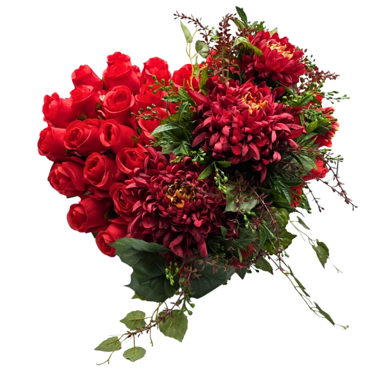 Stroik nagrobny serce z czerwonych róż i bordowych chryzantem Elegancka kompozycja na cmentarz (1).png